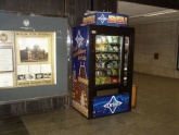 Prodejní automat zabezpečený ochranným krytem v prostředí pražského metra