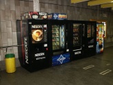 Prodejní automat zabezpečený ochranným krytem v prostředí pražského metra (sestava více automatů)