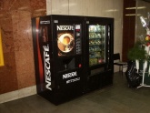 Prodejní automat zabezpečený ochranným krytem v prostředí pražského metra (sestava více automatů)
