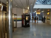 Prodejní automat zabezpečený ochranným krytem v prostředí pražského metra