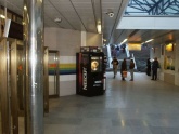 Prodejní automat zabezpečený ochranným krytem v prostředí pražského metra